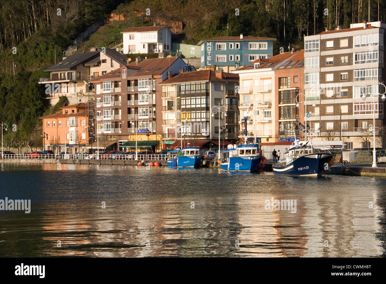 Barco pesquero en Ribadesella, Asturias, España Foto de stock