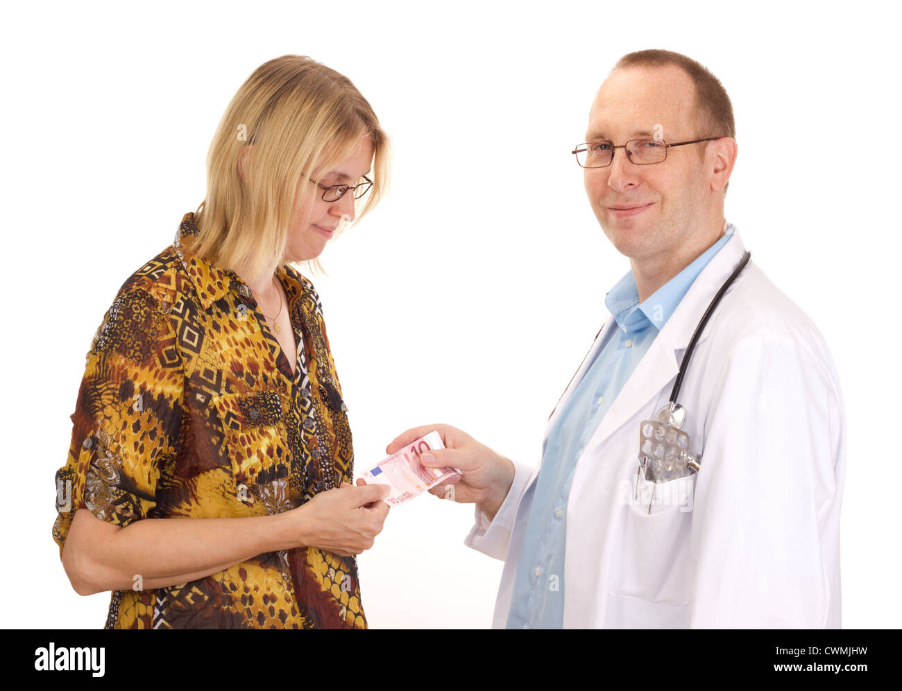Médico y paciente con dinero Foto de stock