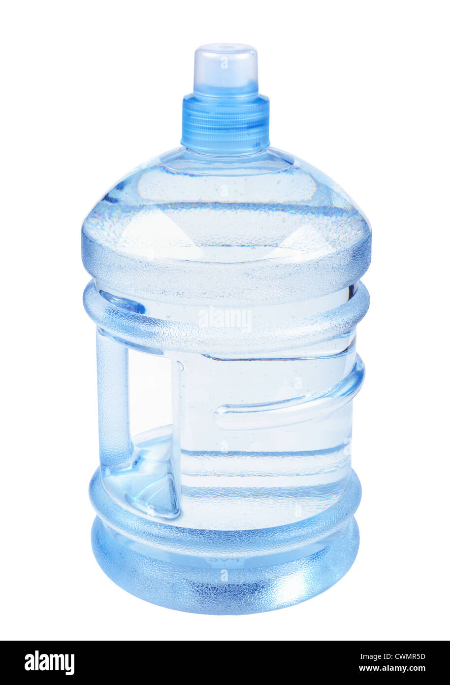 botella pequeña de agua de plástico transparente en el aire con fondo  blanco aislado Stock Photo