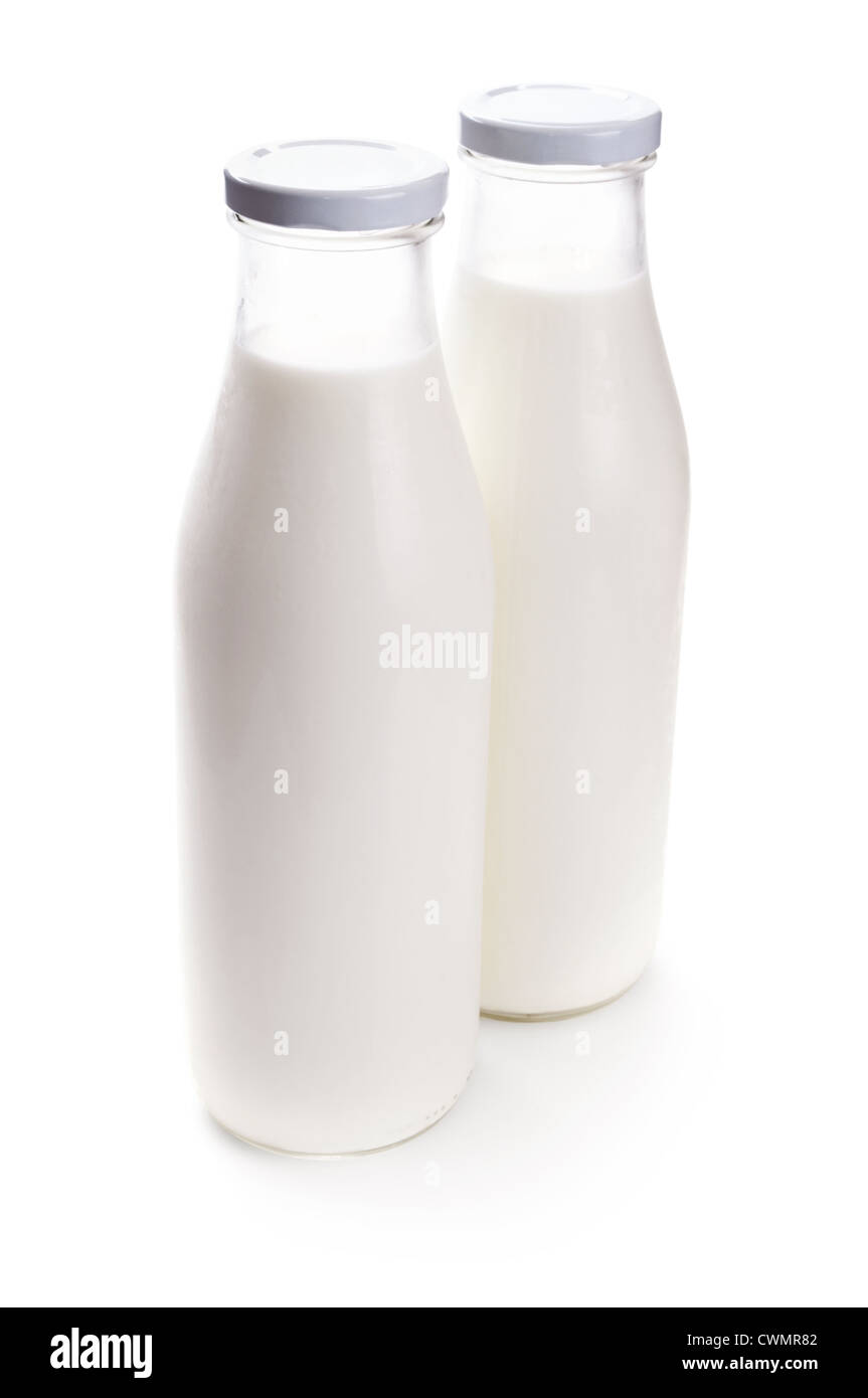 Dos botellas de leche aislado sobre fondo blanco. Foto de stock