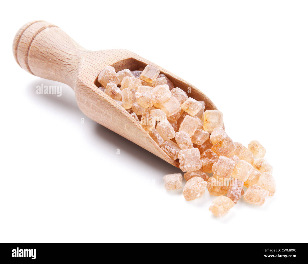 Cuchara de madera con cristales de azúcar caramelizado aislado en blanco Foto de stock