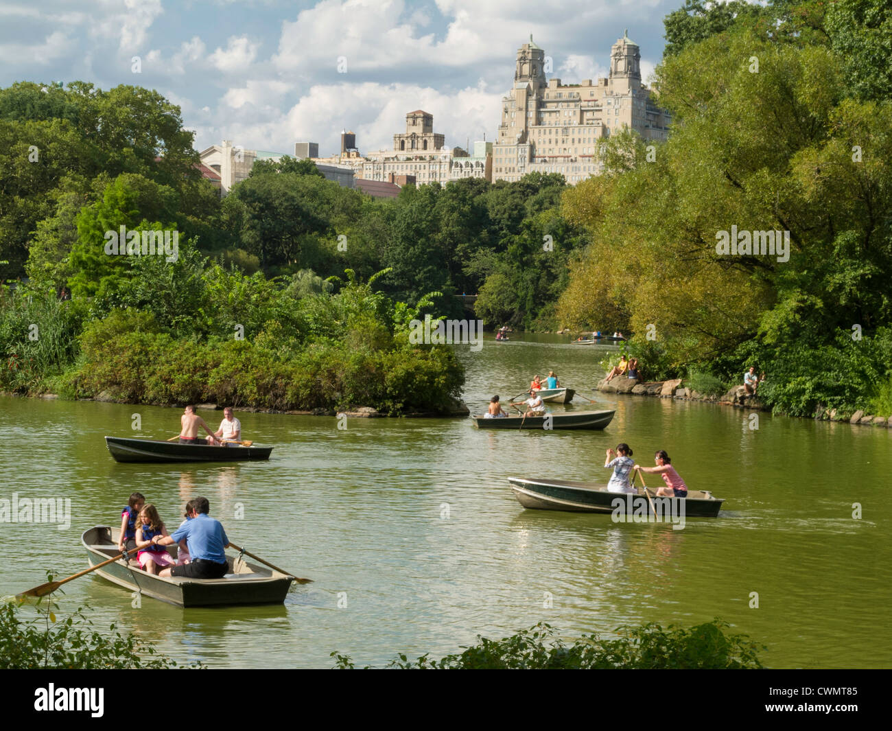 Botes de remo en el lago en Central Park, NYC Fotografía de stock - Alamy