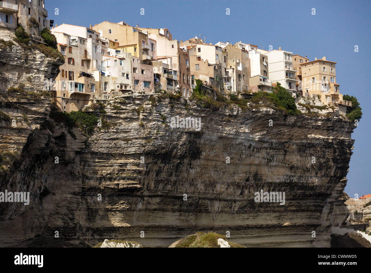 Mediterráneo de la ciudad de Bonifacio sobre un acantilado en la isla de Córcega, Francia Foto de stock