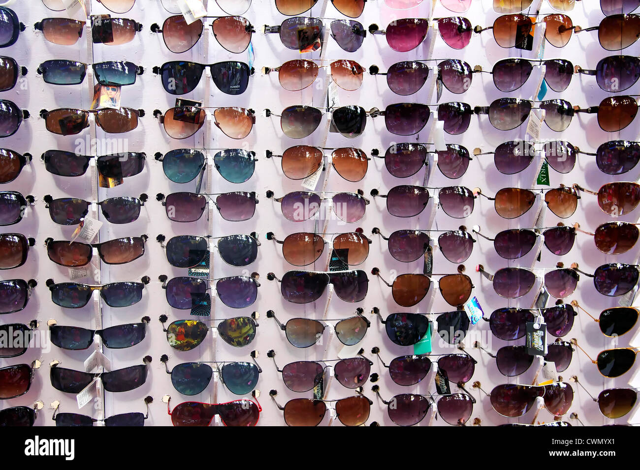 Gafas, lentes de sol, moda, tienda shop,Gafas,escaparate diseño,retail,  desgaste, vidrio, negocios, óptica, gafas de sol Fotografía de stock - Alamy
