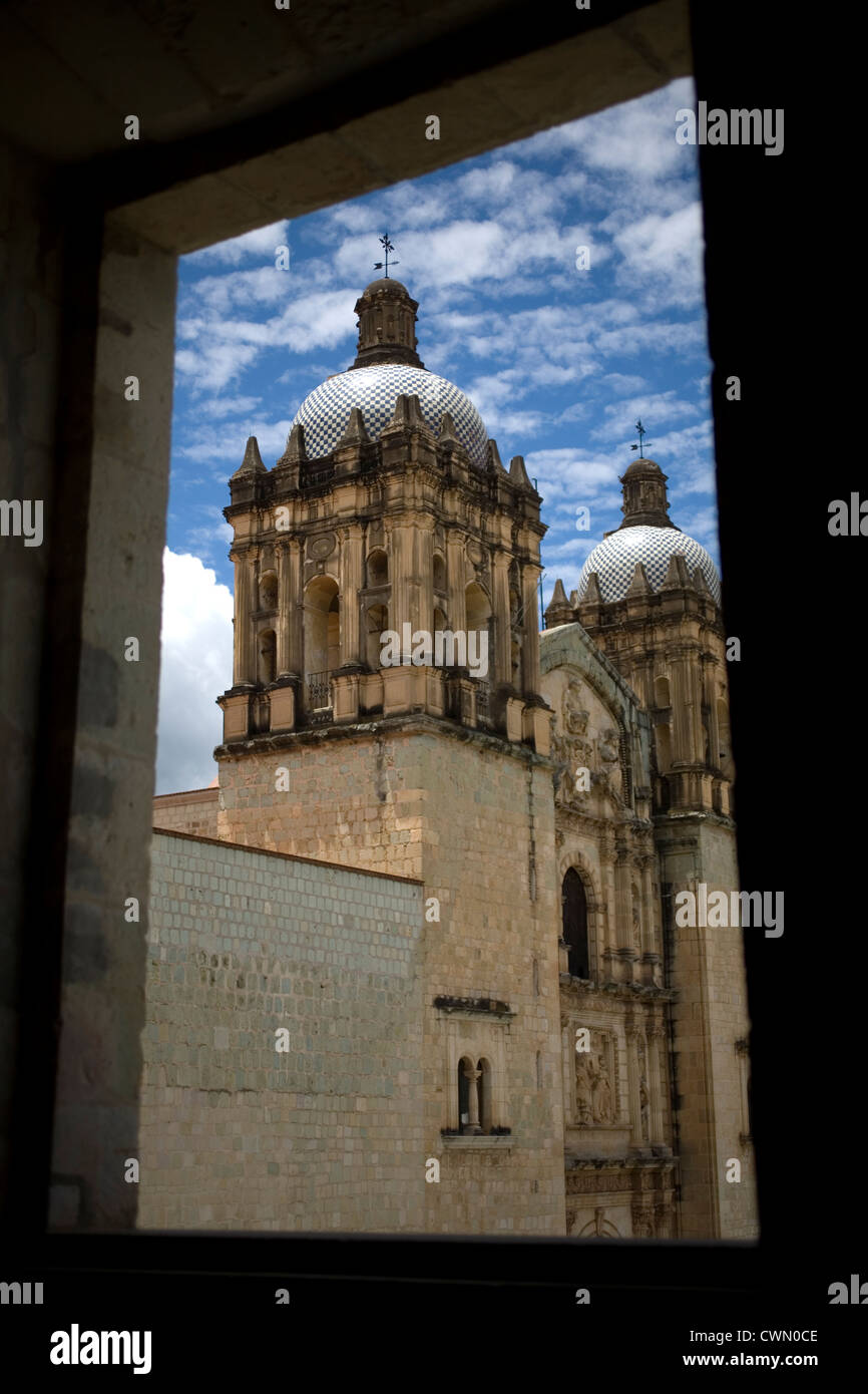 Campanarios de la iglesia y el ex convento de Santo Domingo, en Oaxaca, México Foto de stock