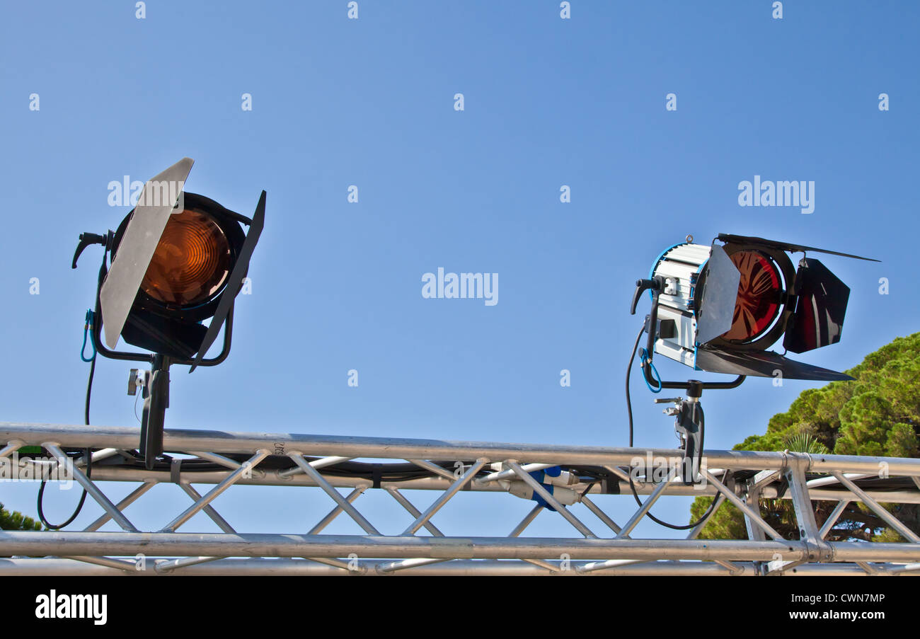Reflector en un teatro al aire libre con fondo de cielo azul Fotografía de  stock - Alamy
