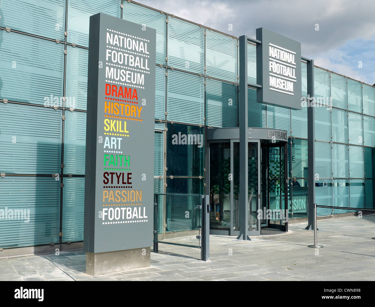 Entrada al Museo Nacional del Fútbol Urbis en Manchester, RU Foto de stock