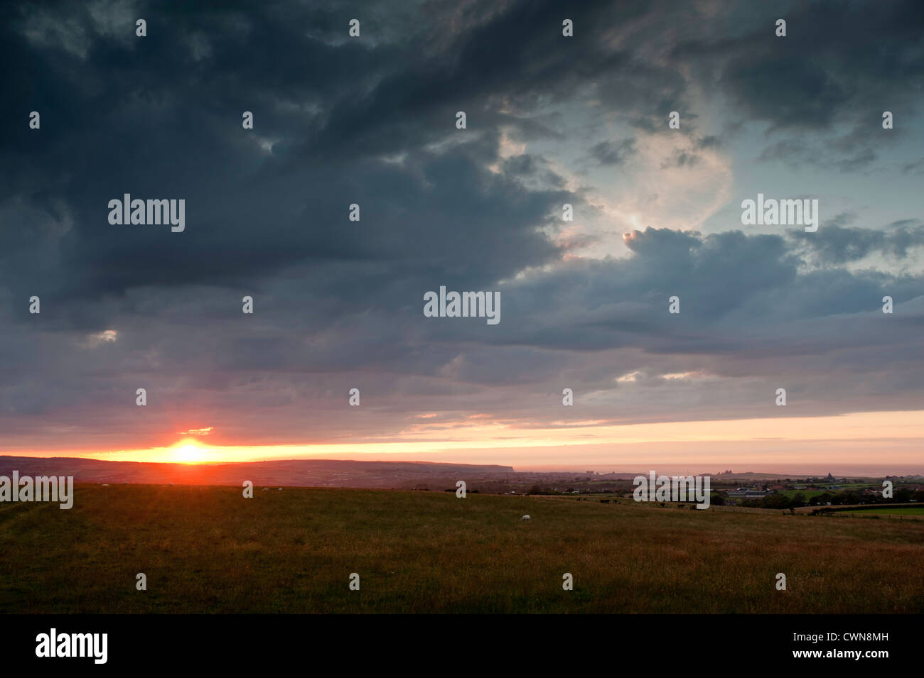 Puesta de sol y cielo sobre el dramático paisaje rural cerca de Whitby, North Yorkshire, Reino Unido Foto de stock