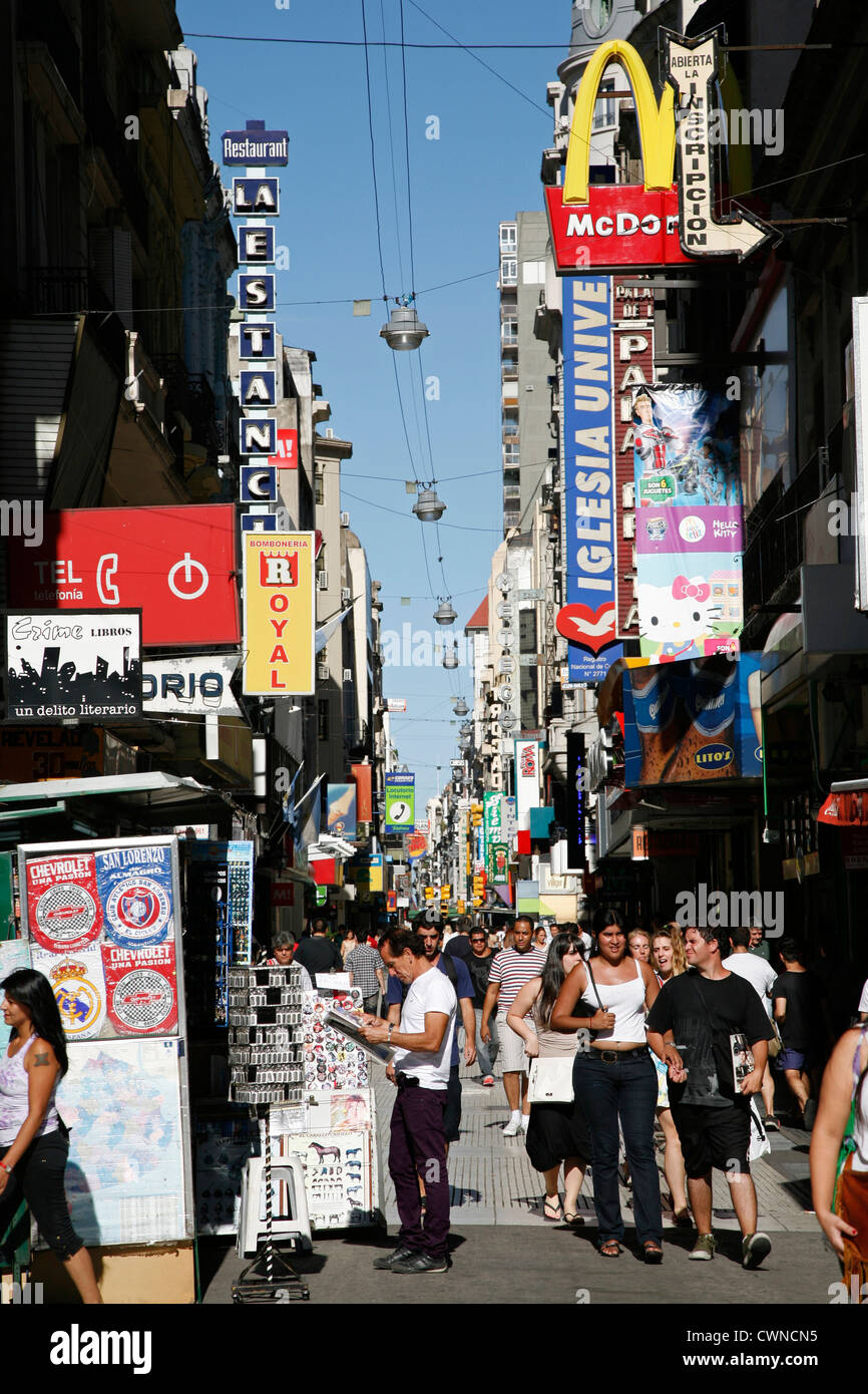 Calle Peatonal Lavalle, en el centro de Buenos Aires, Argentina. Foto de stock