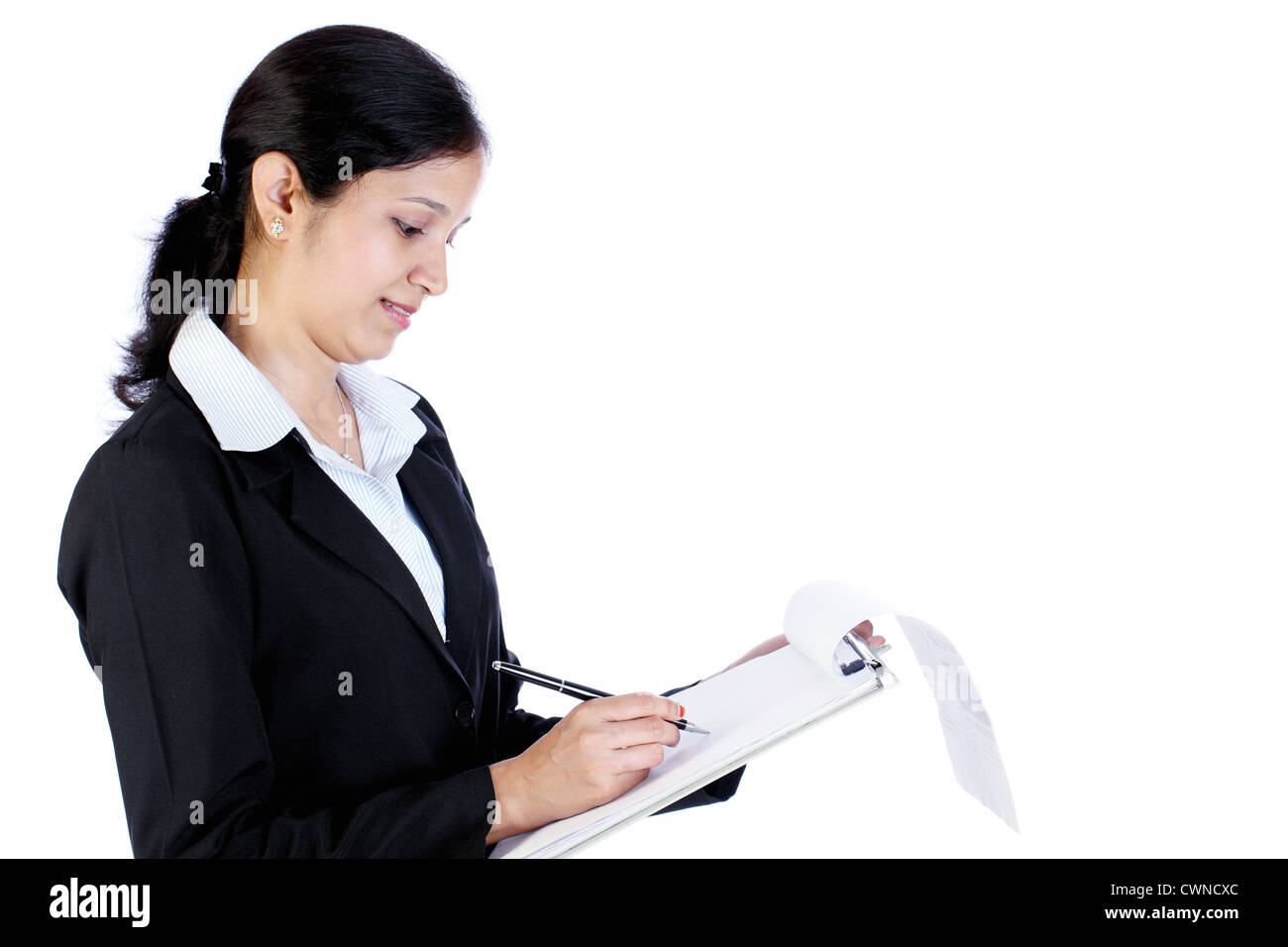 Hermosa mujer de negocios sosteniendo un portapapeles y escrito sobre fondo blanco. Foto de stock