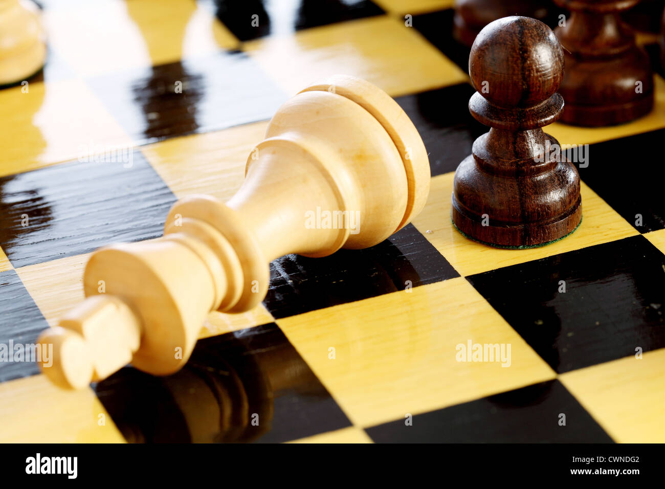 Juego de ajedrez llega a su fin cuando el rey es checkmated Foto de stock