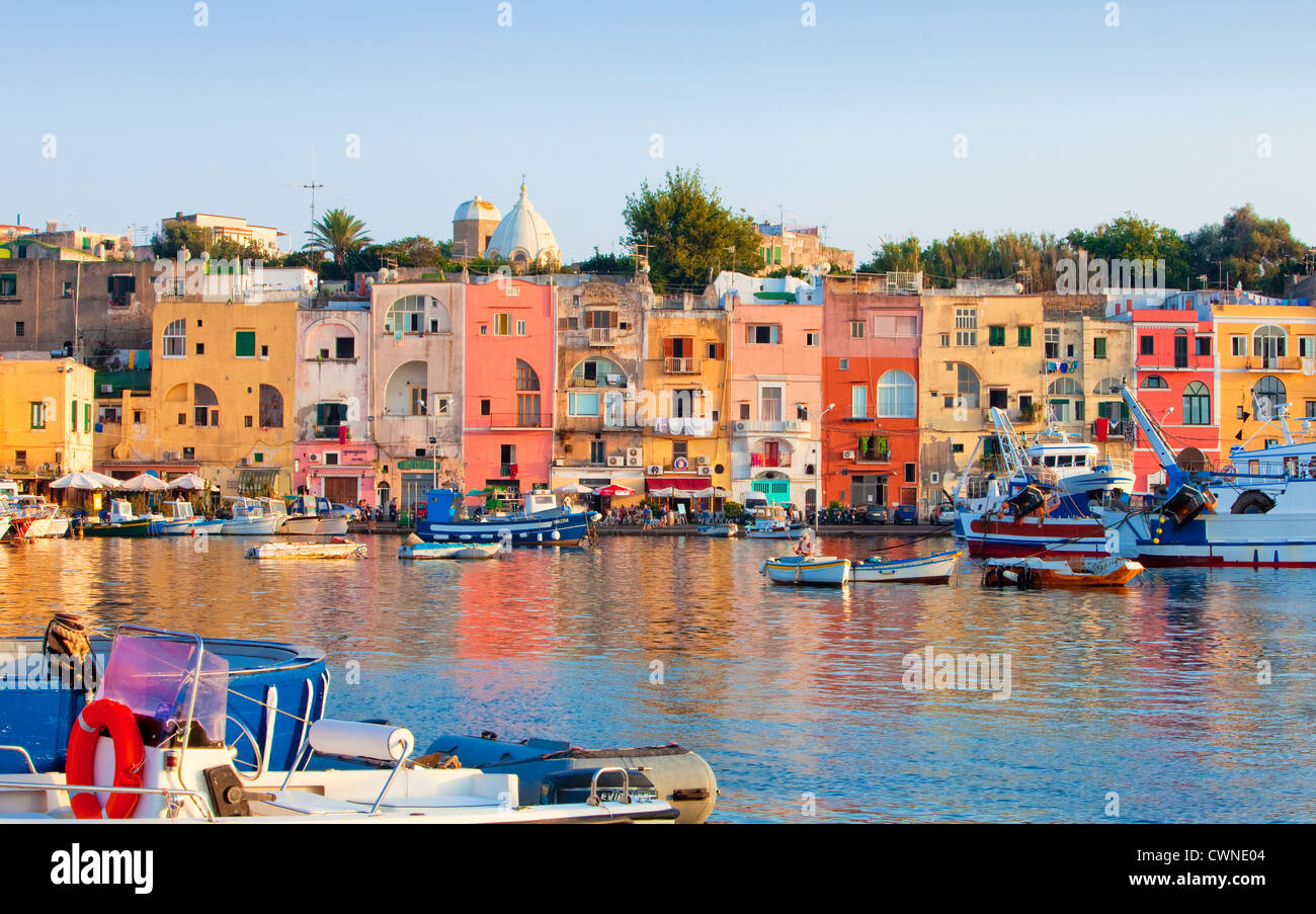 Marina Grande, Procida Island, la Bahía de Nápoles, Campania, Italia Foto de stock
