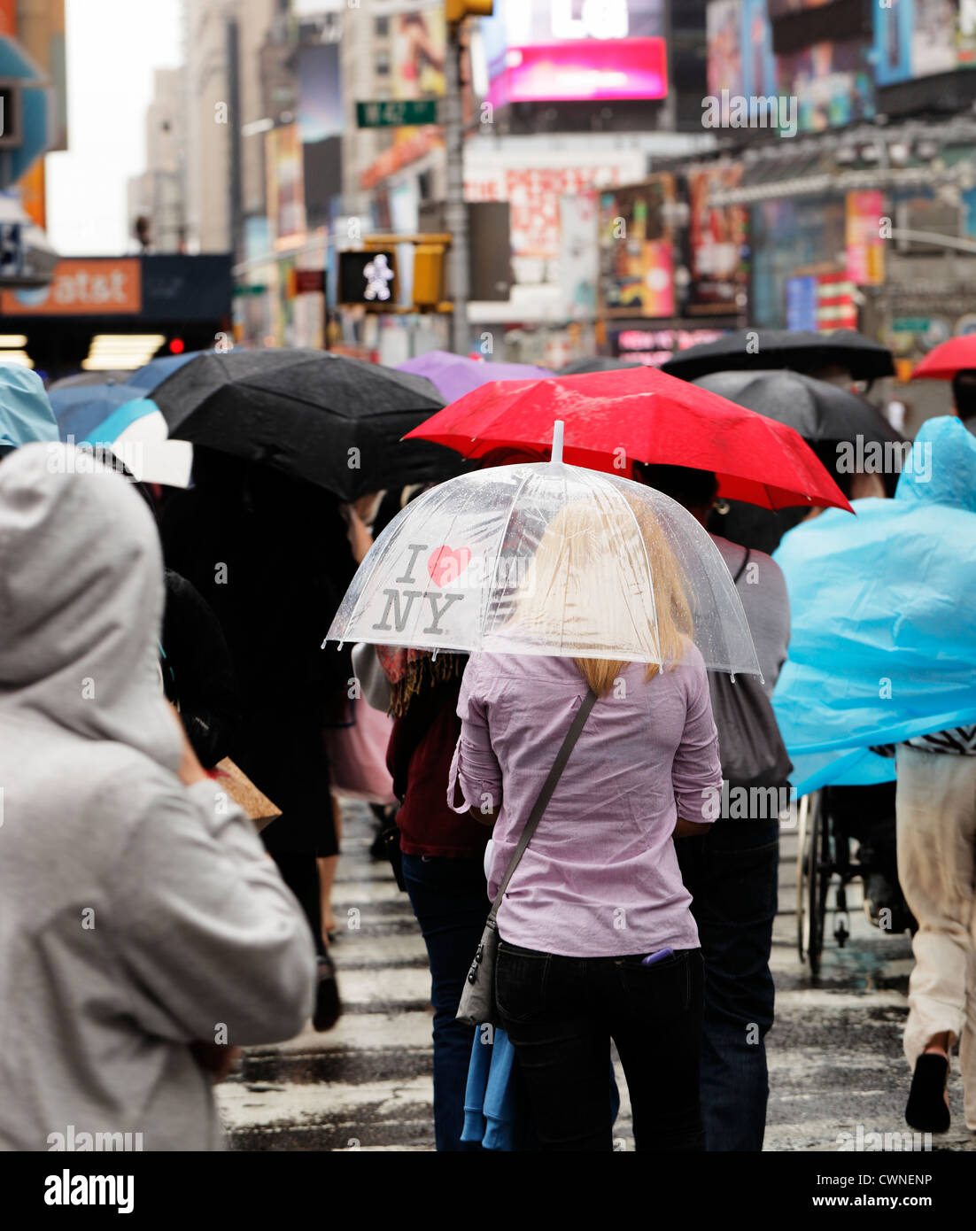 La CIUDAD DE NUEVA YORK, EE.UU. - 12 DE JUNIO: Mujer con un 'I Love New  York' paraguas cuadrado en época de lluvias. El 12 de junio de 2012 en la  Ciudad