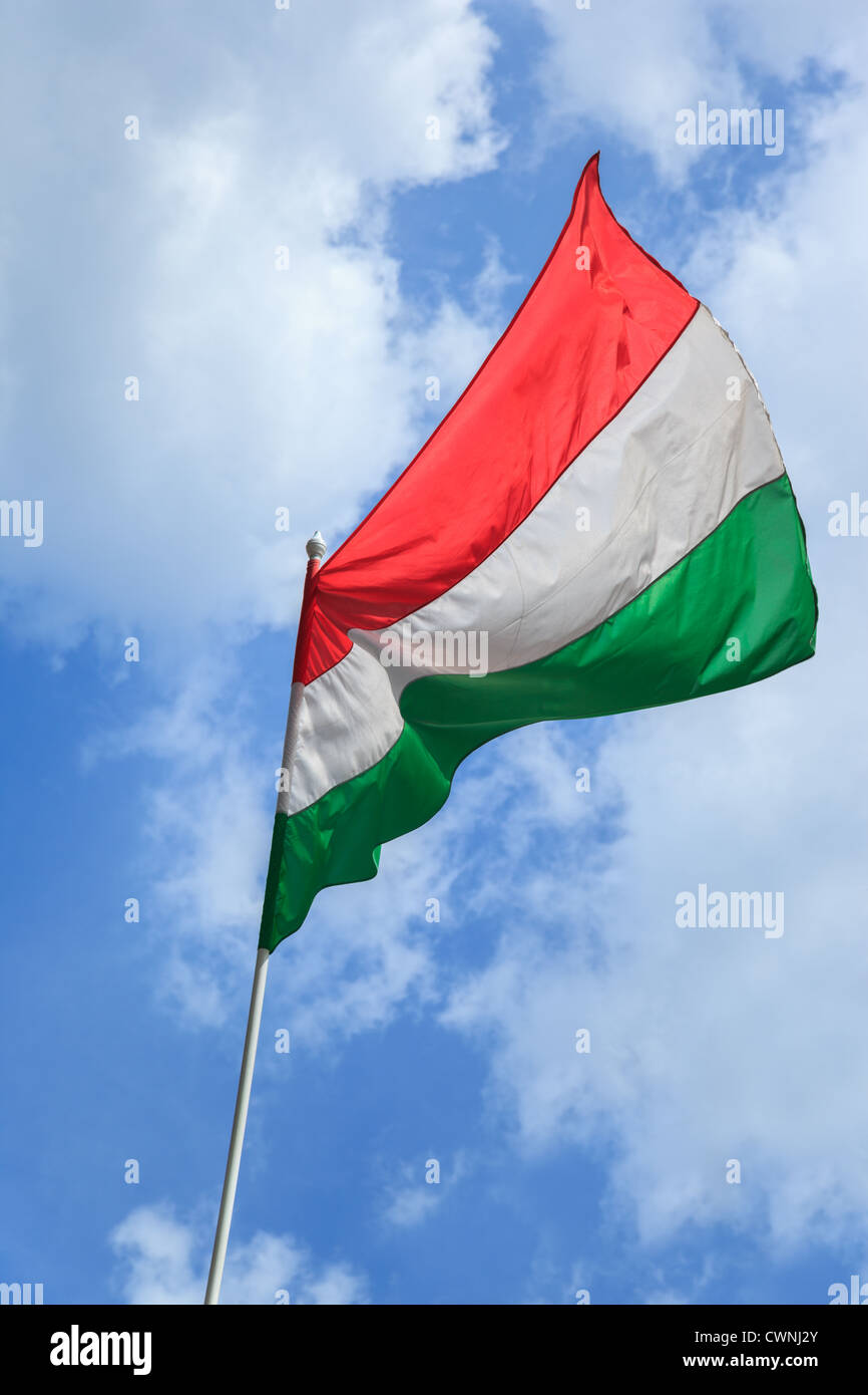 Bandera nacional húngara contra el cielo azul. Foto de stock