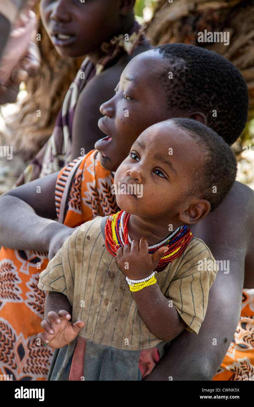 El Hadza, o hadzabe, son un grupo étnico en la zona central del norte de Tanzania, que viven alrededor del lago Eyasi en el centro del Valle del Rift. Foto de stock