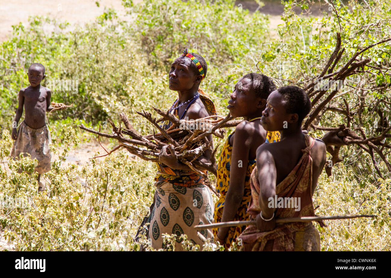 El Hadza, o hadzabe, son un grupo étnico en la zona central del norte de Tanzania, que viven alrededor del lago Eyasi. Estas mujeres están reuniendo las raíces. Foto de stock