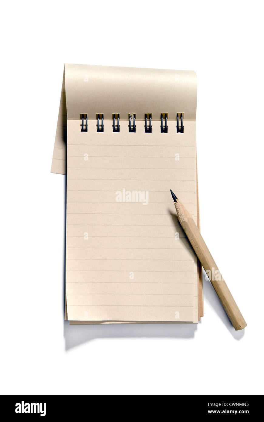 El bloc de notas con un lápiz, en blanco, 100% aislado sobre fondo blanco. Foto de stock