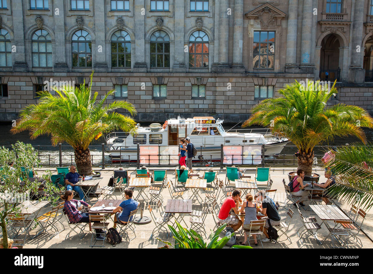 En Europa, Alemania, Berlín, Riverside cafe con vistas al río Spree. Foto de stock