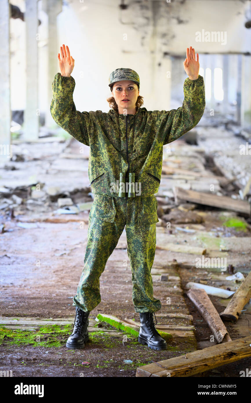 Mujer joven con uniforme militar cede Fotograf a de stock Alamy