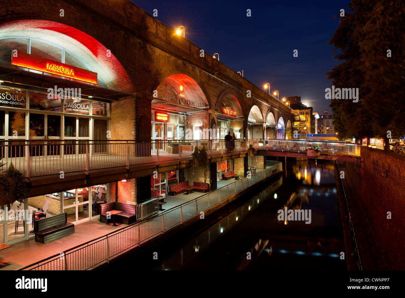 La vida nocturna de los bares y restaurantes de Deansgate bloquea los arcos en la noche, Manchester. Foto de stock
