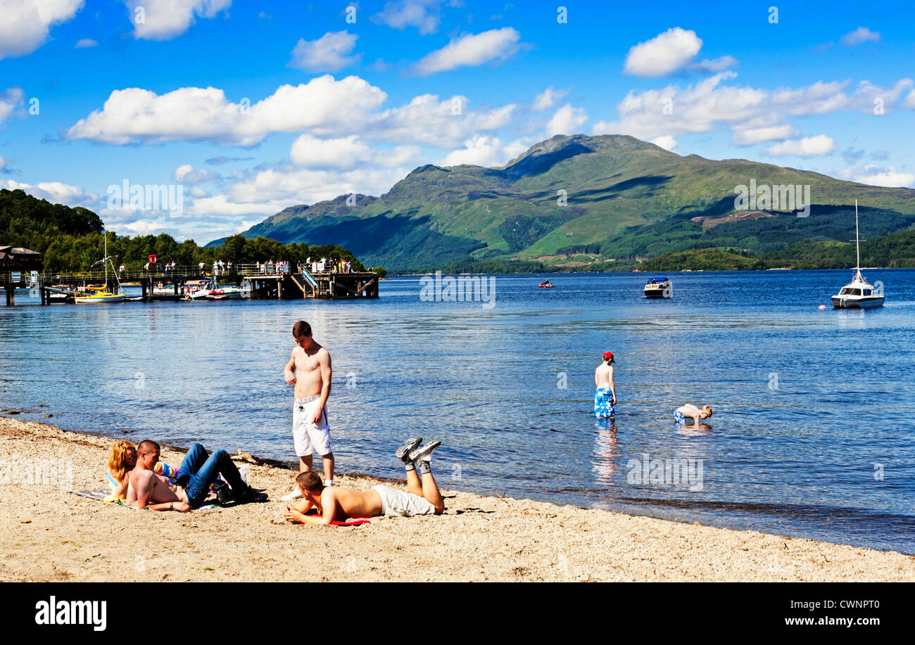 Luss playa en verano con Ben Lomond en toda el agua, Loch Lomond, Escocia. Foto de stock