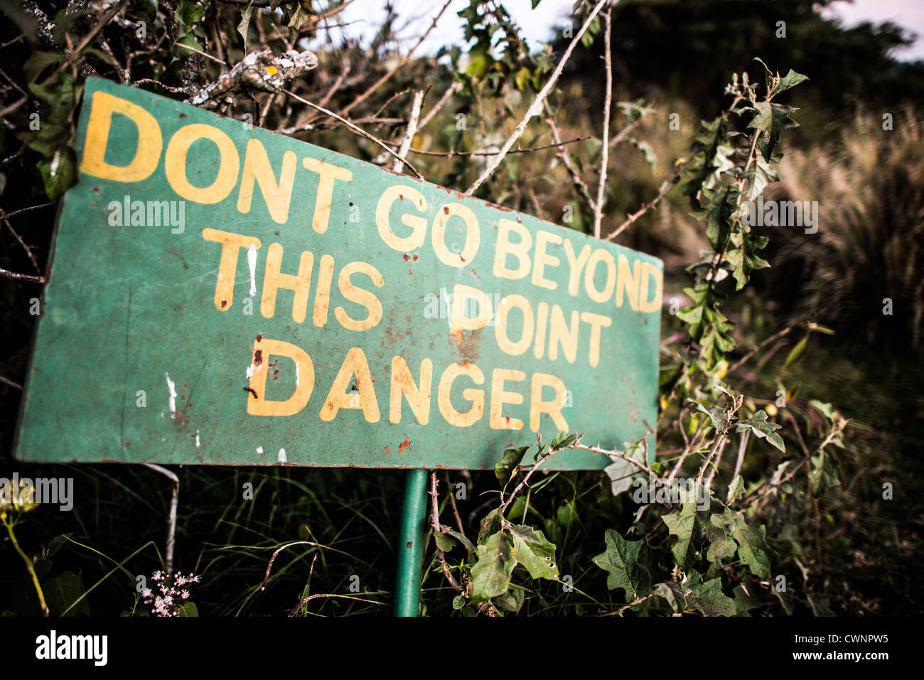 Área de conservación Ngorongoro, Tanzania - Un signo de advertencia de peligro en el Simba camping en el borde del cráter del Ngorongoro, parte del circuito del norte de Tanzania de parques nacionales y reservas naturales. Foto de stock