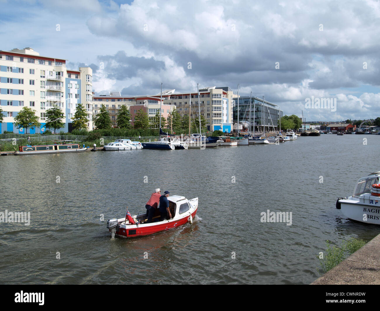 Ocio en bote río Avon con apartamentos en segundo plano. Bristol. UK Foto de stock