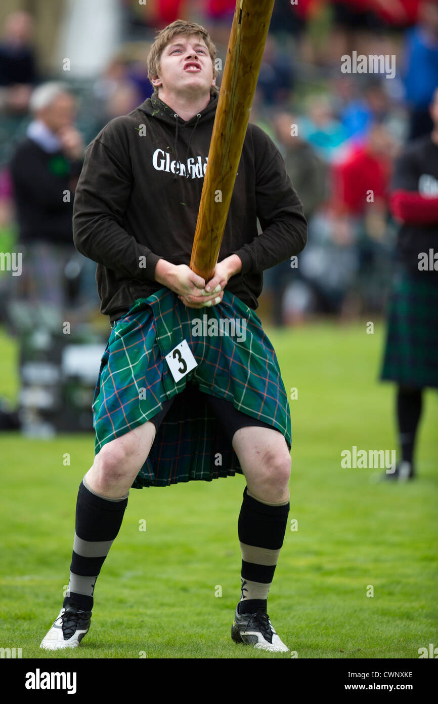 Heavies competir en Highland tradicional de eventos deportivos, tales como lanzar una piedra para distancia y tirando el caber en Braemar Foto de stock