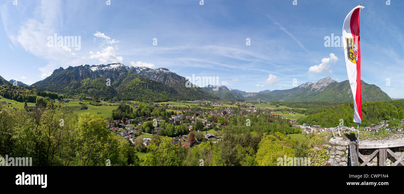 Austria, Grossgmain, vista a Alemania, Baviera, Bayrisch Latten Gmain con montañas en segundo plano. Foto de stock