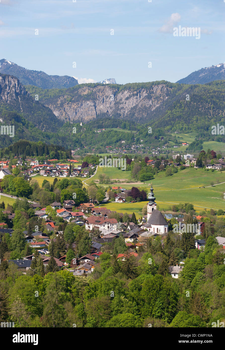 Alemania, Baviera, Vista de Bayrisch Latten Gmain con montañas en segundo plano. Foto de stock