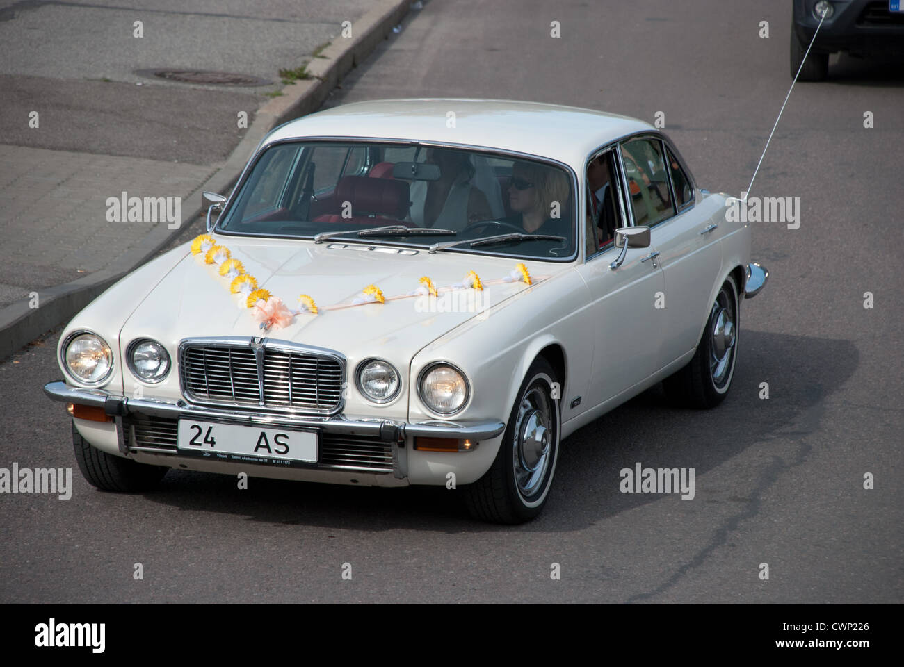 Coche de Boda - Blanco clásico coche Jaguar desde 1970 Foto de stock