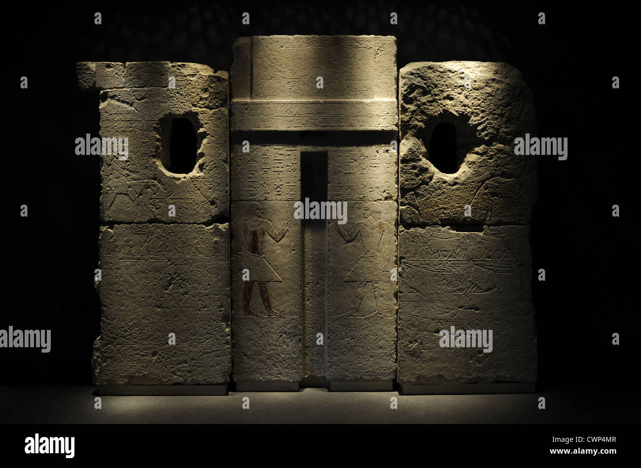 El arte egipcio-puerta falsa y relieves. Desde Ka-em-rehu la tumba de Saqqara. Antiguo Reino. Carlsberg Glyptotek Museum. Copenhague. Foto de stock