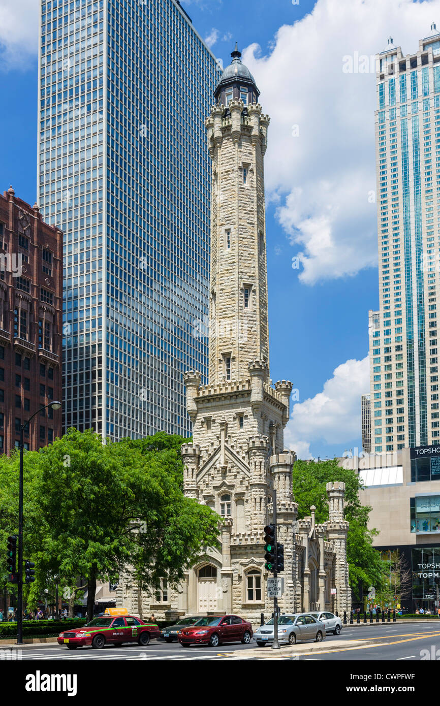 La antigua torre de agua en Chicago Magnificent Mile, North Michigan Avenue, Chicago, Illinois, EE.UU. Foto de stock