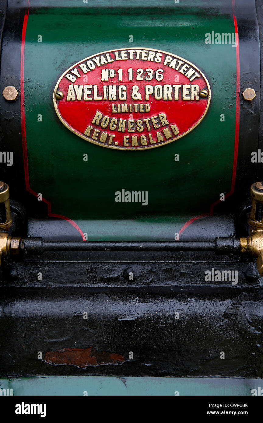Responsables de una placa en el lado de la caldera de una locomotora de vapor vintage Foto de stock