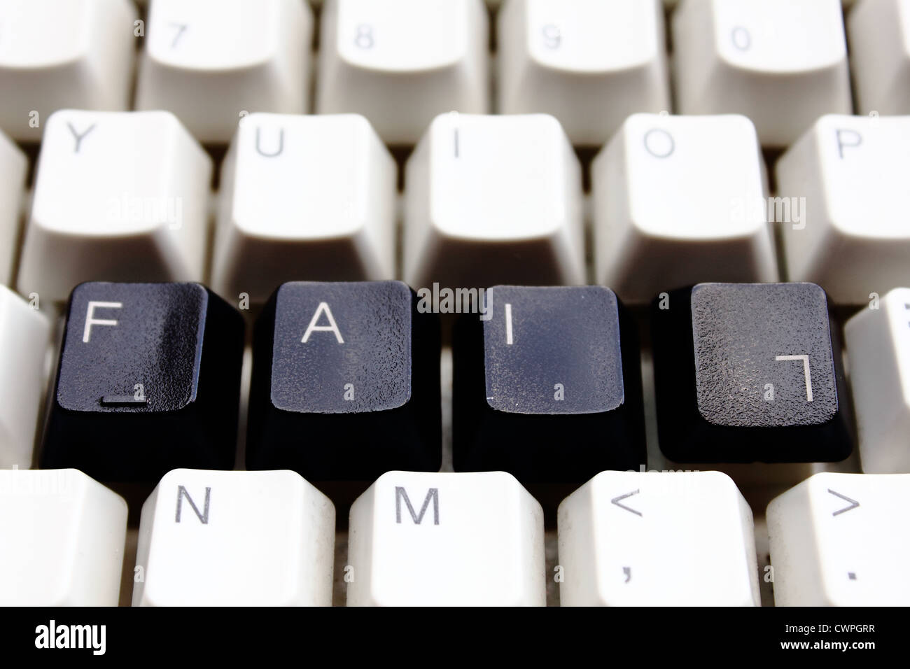 Imagen conceptual: él palabra fallan en letras negras sobre fondo blanco,  teclado con la letra L al revés Fotografía de stock - Alamy