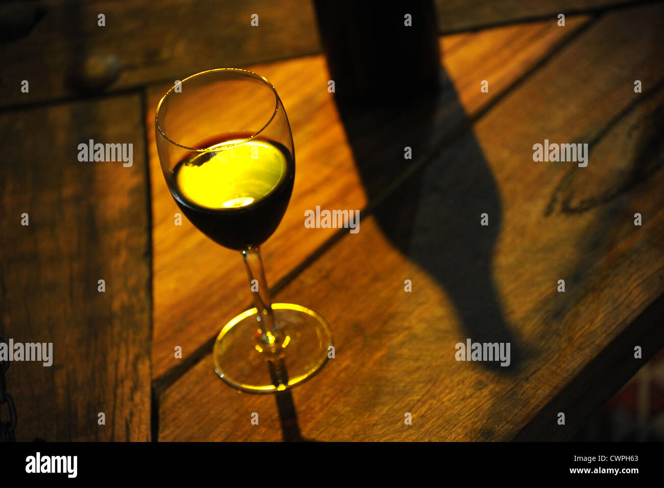 Copa de vino tinto y una botella Foto de stock