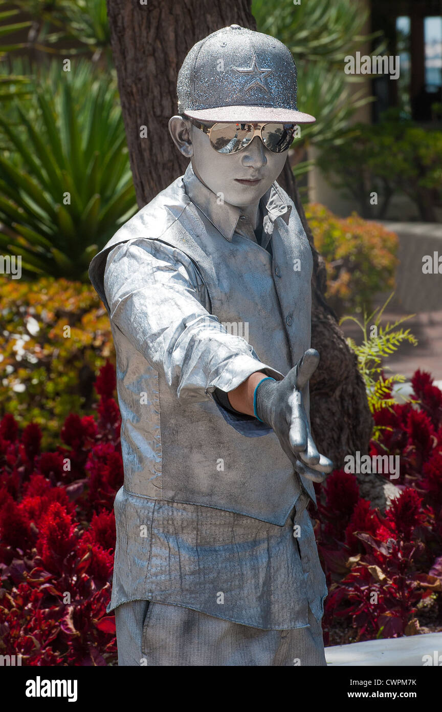 Un mimo realiza en San Diego's Embarcadero Del Mar. cubiertos de plata con  pintura corporal e imitando a un robot Fotografía de stock - Alamy