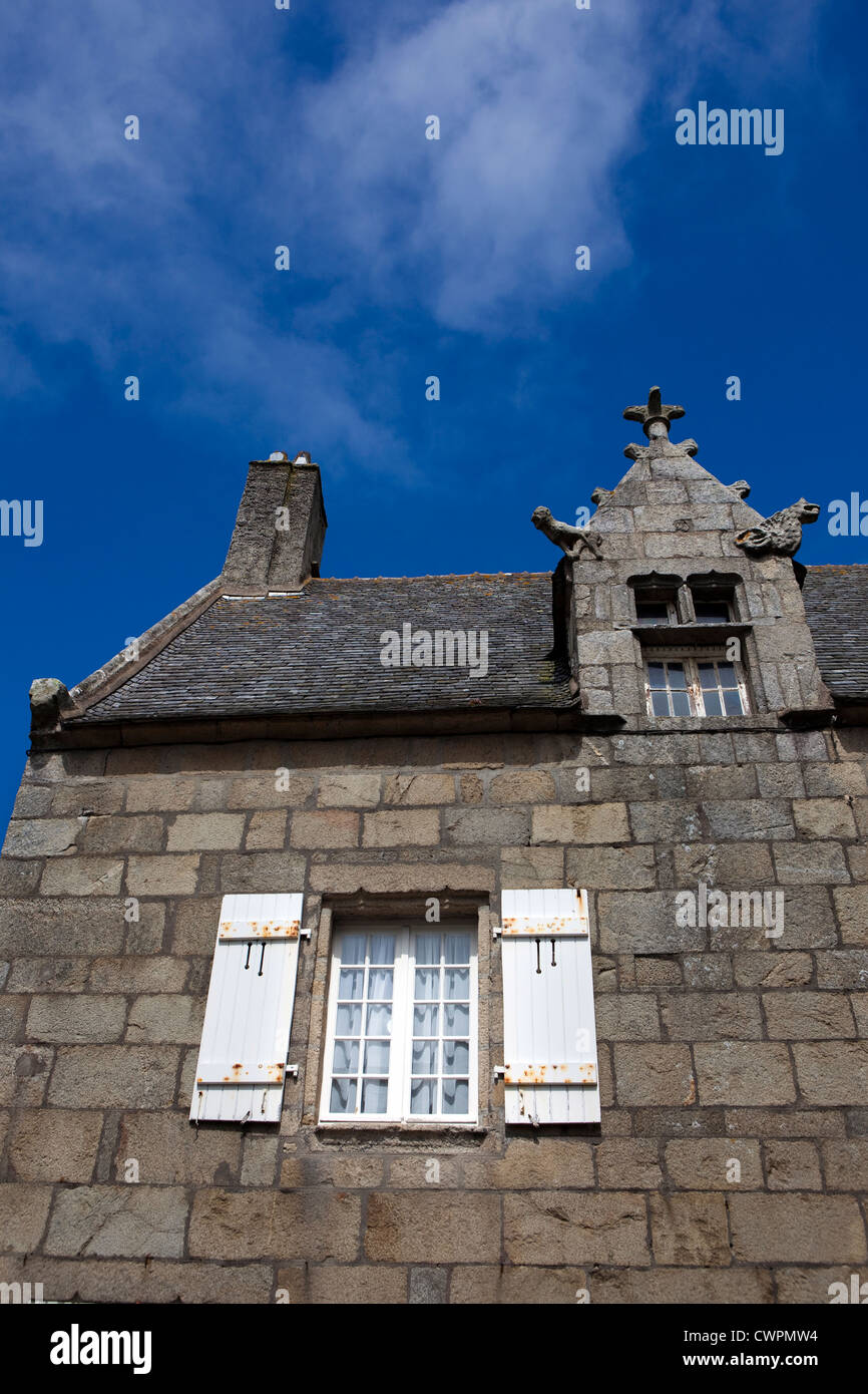Casas de piedra - arquitectura histórica en el puerto de la ciudad de Roscoff, Bretaña, Francia Foto de stock