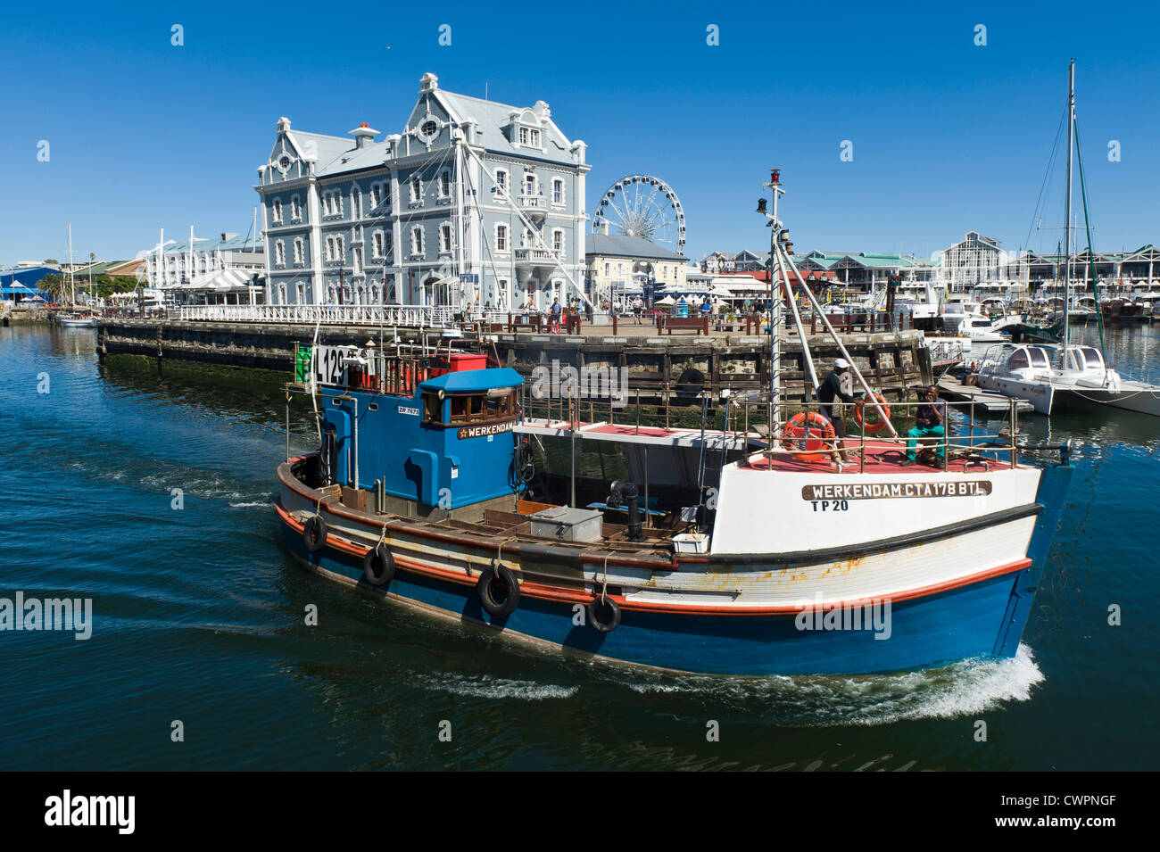 Cortador de pesca y comercio de África en la construcción del puerto V&A Waterfront, Ciudad del Cabo, Sudáfrica Foto de stock