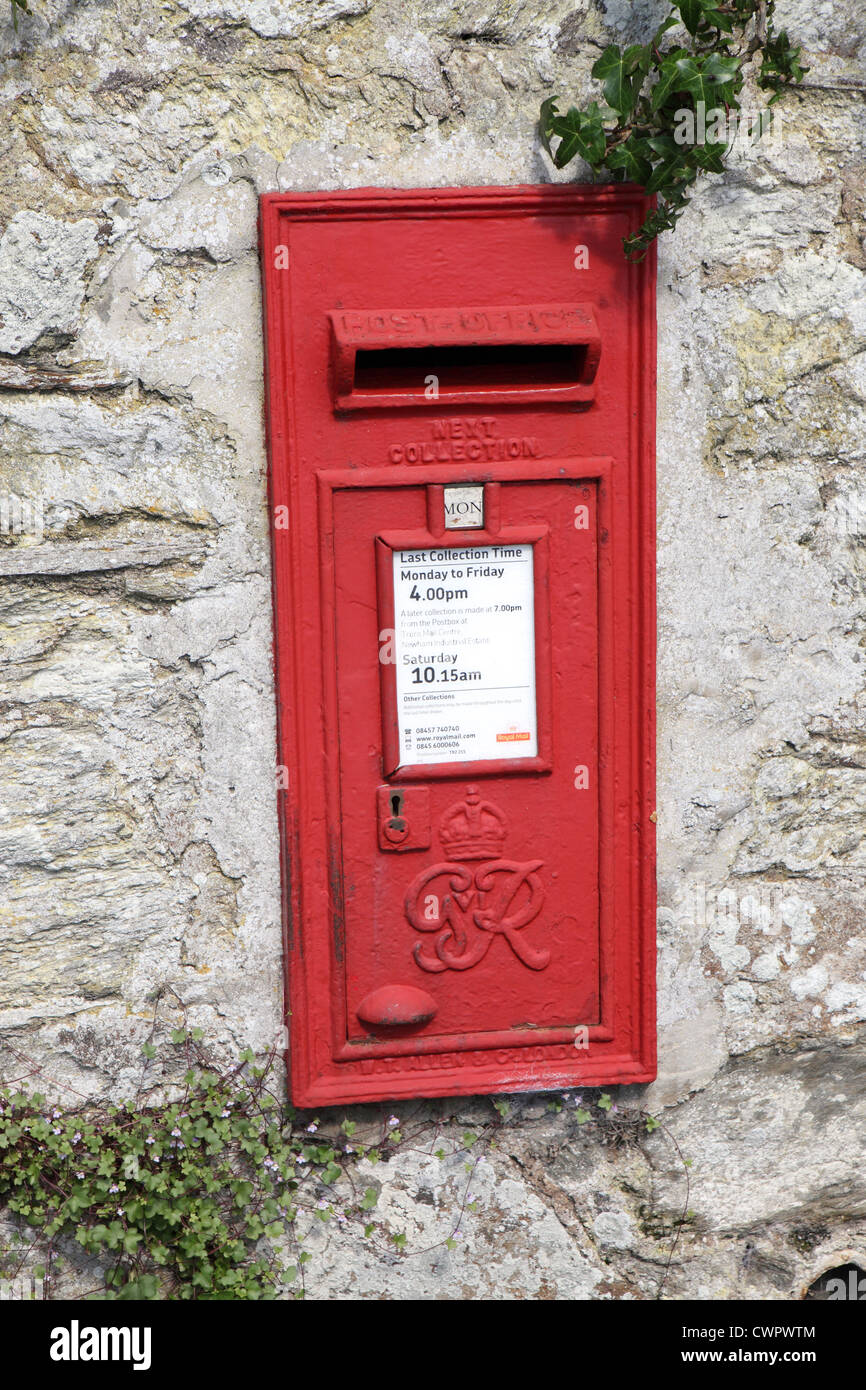 Montado en la pared roja George VI (1936-52), recogiendo la carta postal de Royal Mail Box, St Mawes, Cornualles, en el REINO UNIDO Foto de stock