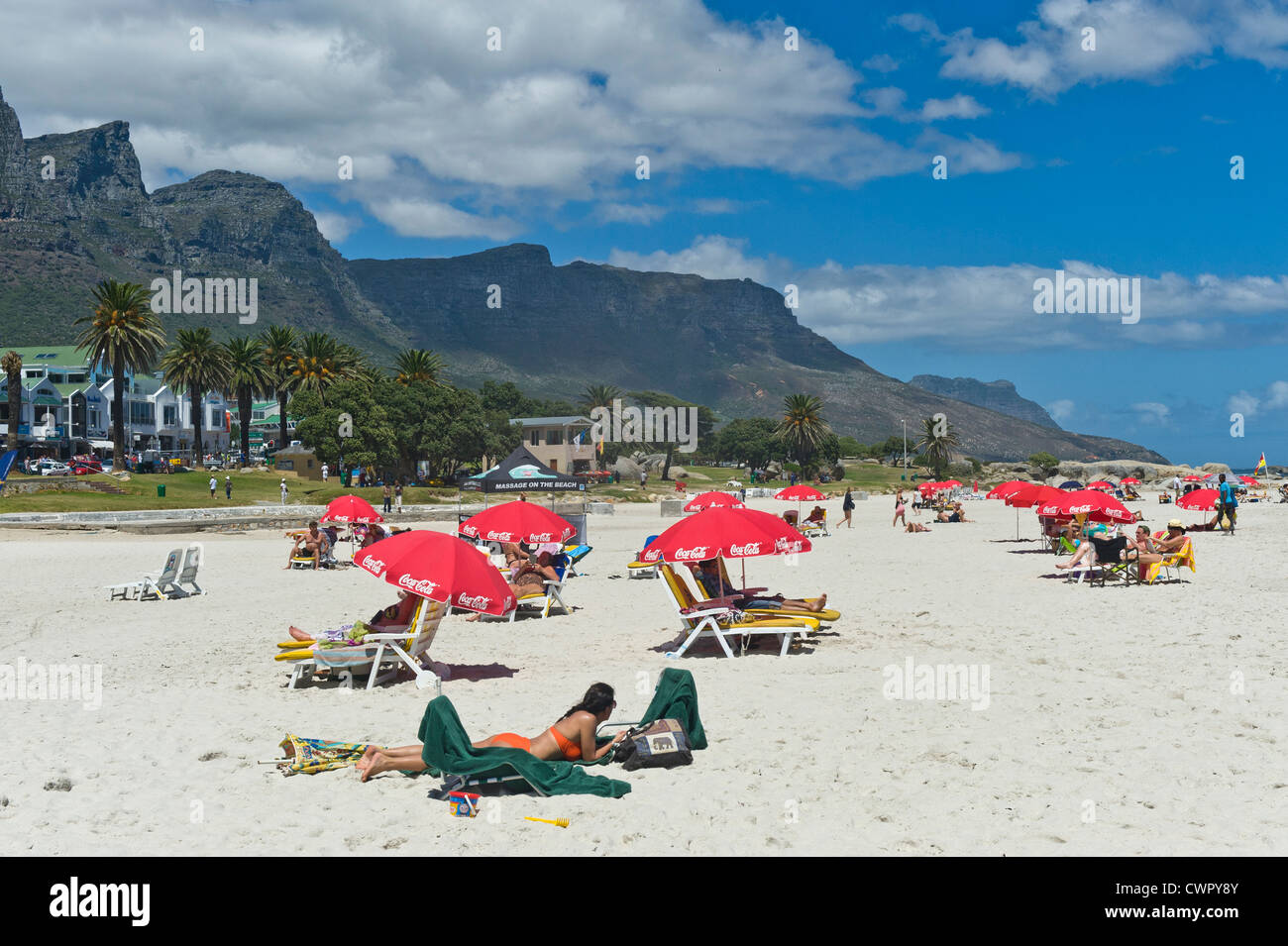 La playa de Camps Bay y Table Mountain range , Ciudad del Cabo, Sudáfrica Foto de stock