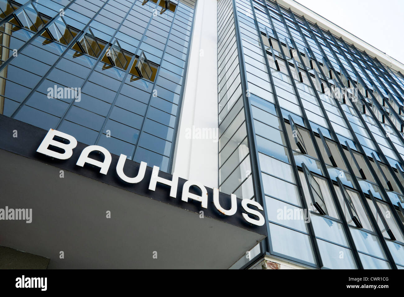 Edificio Bauhaus y escuela de arquitectura diseñada por Walter Gropius en Dessau Alemania Foto de stock