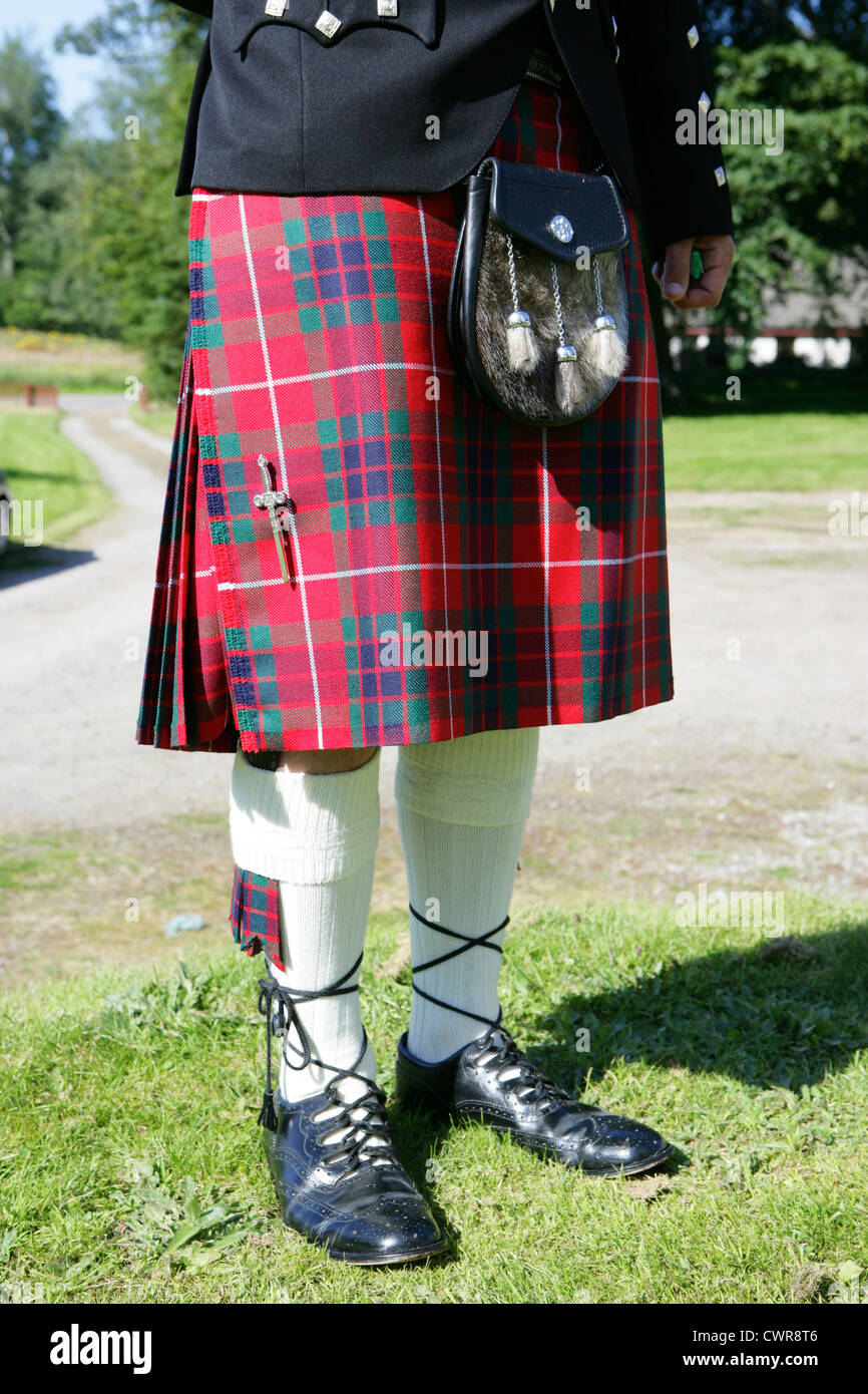 Hombre vestido con traje tradicional escocés incluido el clan fraser tartan  falda sporran manguera y brogues Escocia uk Fotografía de stock - Alamy