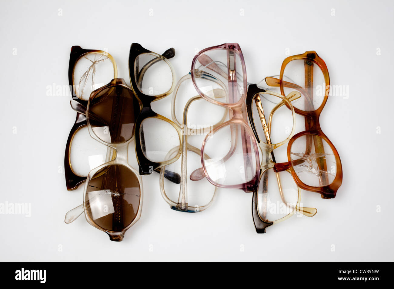 Muchos viejos bocina-enculado gafas con lentes agrietado Foto de stock