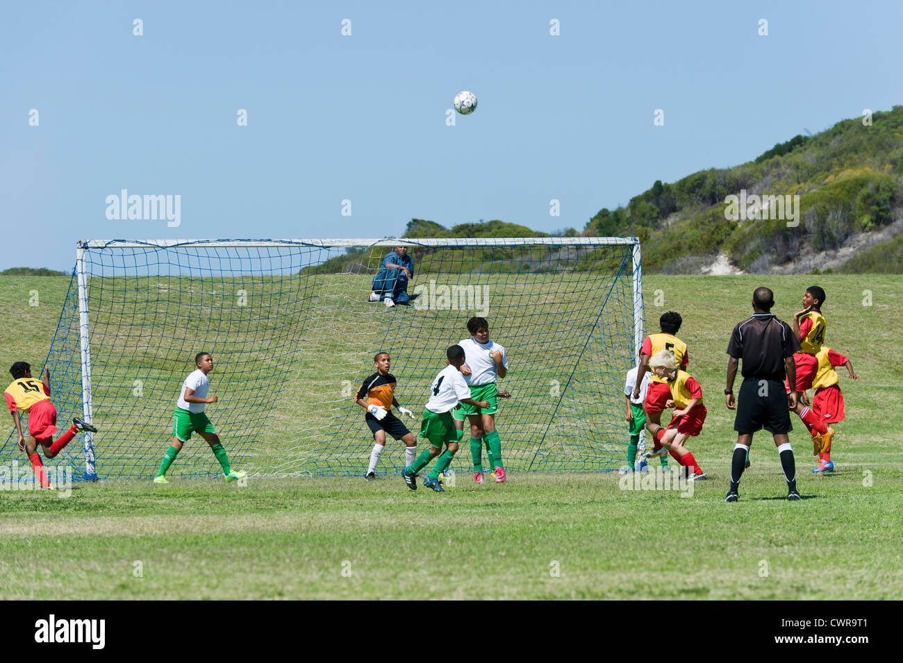 Equipo juvenil de fútbol en el torneo Strandfontain, Cape Town, Sudáfrica Foto de stock