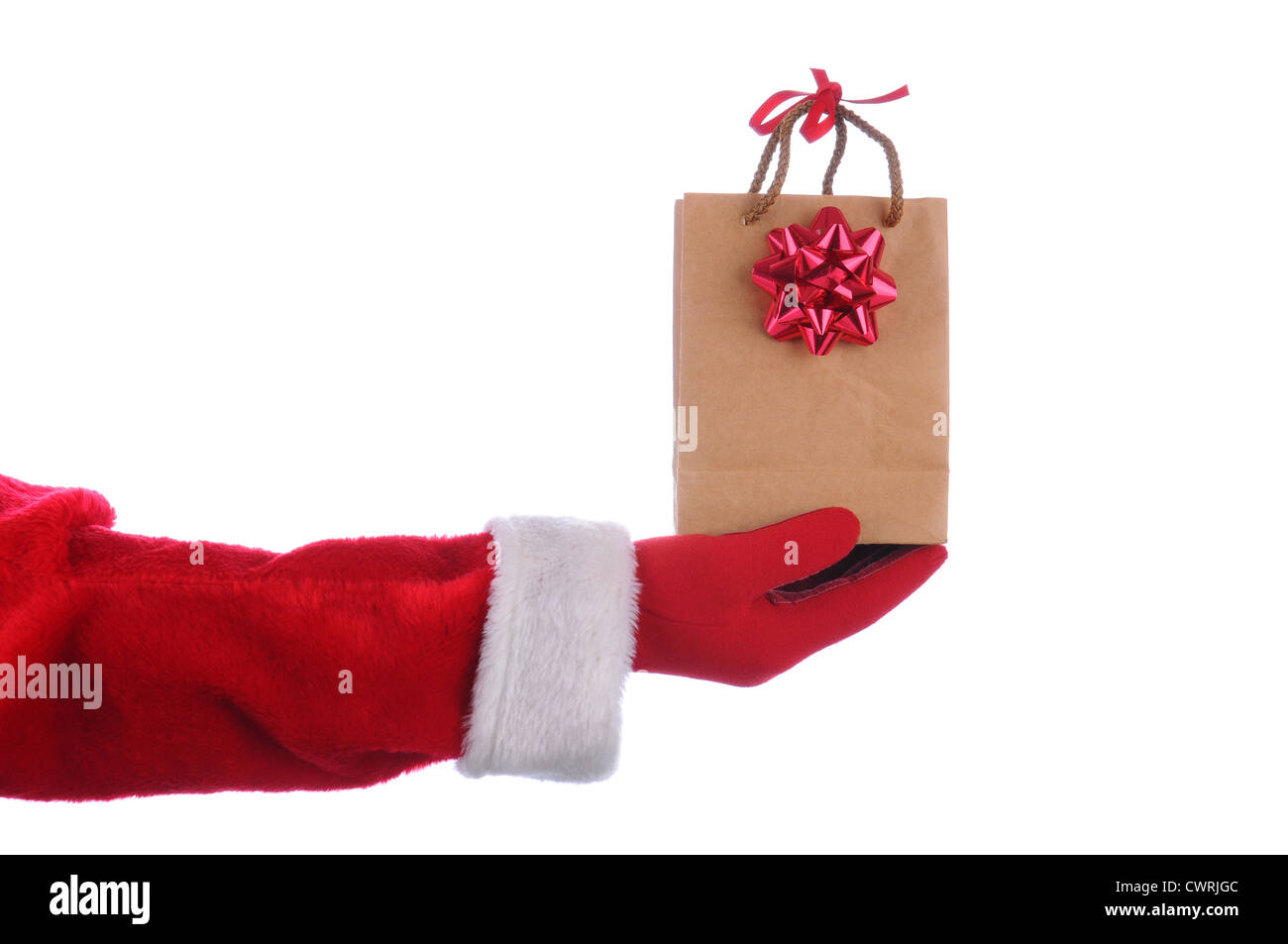 Santa Claus brazo estirado con una bolsa de regalo en su mano. Formato horizontal sobre un fondo blanco. Foto de stock