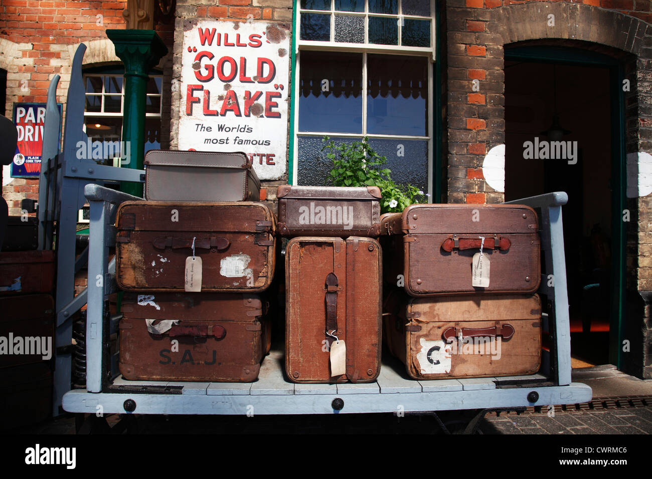 Las maletas en el andén de la estación Sheringham, Norfolk, Inglaterra,  Reino Unido Fotografía de stock - Alamy