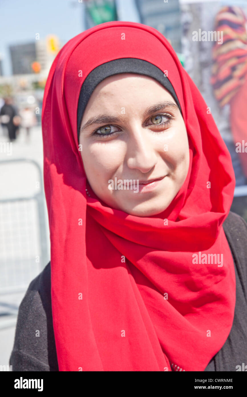 Mujeres Musulmanas jóvenes con burka o pañuelo musulmán en Fest en  Mississauga, cerca de Toronto, Ontario Canadá Fotografía de stock - Alamy