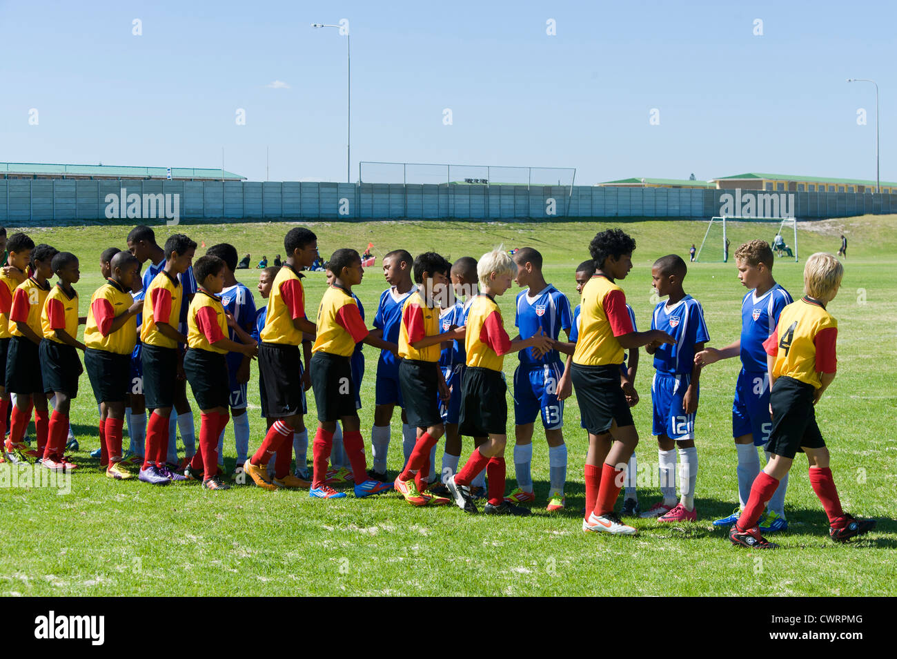 Equipo juvenil de fútbol en el torneo Strandfontain, Cape Town, Sudáfrica Foto de stock