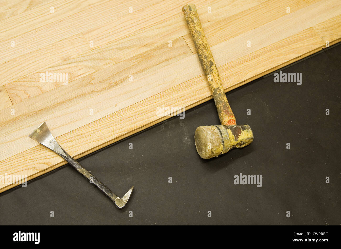 Instalación de pisos de madera con la palanca y maceta herramientas Foto de stock